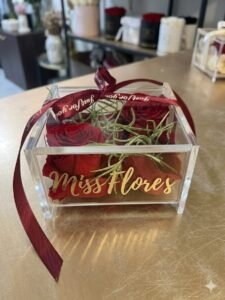 # 353 Caja Acrílica Premium con Rosas Preservadas – Colección Miss Flores