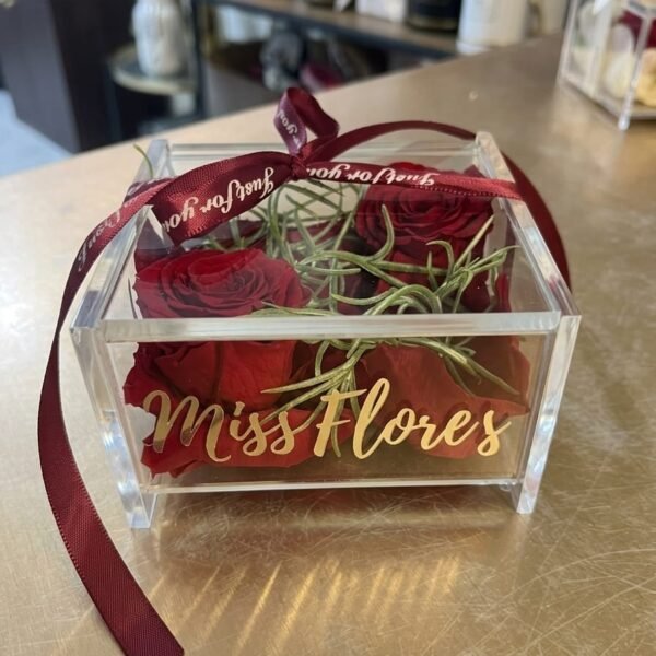 # 353 Caja Acrílica Premium con Rosas Preservadas – Colección Miss Flores