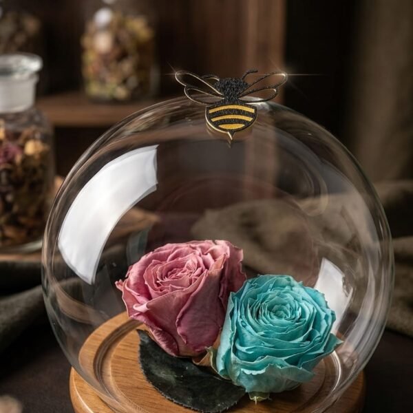 # 354 Cúpula de la Naturaleza: Dúo de Rosas Preservadas con Detalle de Abeja